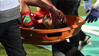 مباراة مصر والسنغال.. إصابة محمد عبد المنعم بعد اصطدام هوائي مع ماني