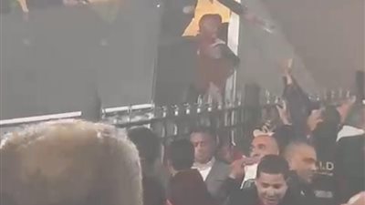 بعد فوز مصر على السنغال.. ساويرس يوزع هدايا على المشجعين | فيديو