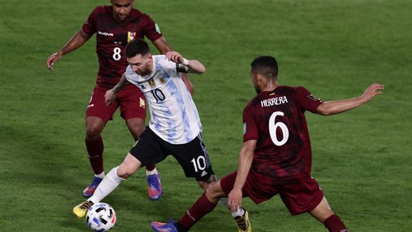  ميسي وسط حصار من