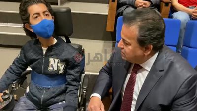 وزير التعليم العالي يجري حوارا مع أحد طلاب الضمور العضلي بالجامعات الدولية