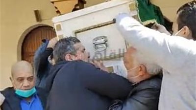 سامح الصريطي يحمل نعش أحمد حلاوة لحظة خروجه إلى مثواه الأخير |فيديو