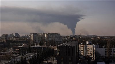 تصاعد ألسنة اللهب في لفيف الأوكرانية بعد سماع دوي انفجارات في المدينة