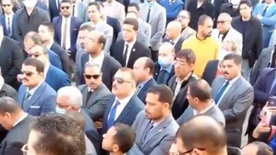 انهيار وبكاء أثناء دفن جثمان رجائي عطية في مقابر العائلة بأكتوبر | بث مباشر