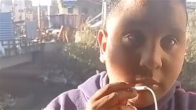 بعد وفاة والده.. طفل كفيف يبيع الحلوى بمحطة قطار قنا: بشتغل عشان أصرف على أخواتي والبياعين بيضربوني | بث مباشر