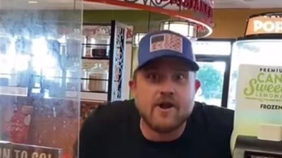 أنا الأبيض فأنا الأفضل.. مواطن أمريكي يهدد امرأة من أصحاب البشرة السوداء بالقتل 