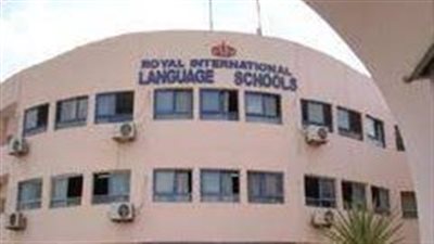 بعد منع أبنائهم من الدخول بعد الطابور.. أولياء أمور يحطمون باب مدرسة دولية بـ 6 أكتوبر