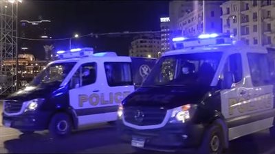 مضبوطات بـ 10 ملايين جنيه.. لحظة استهداف وكر لتصنيع المخدرات بالجيزة | فيديو 