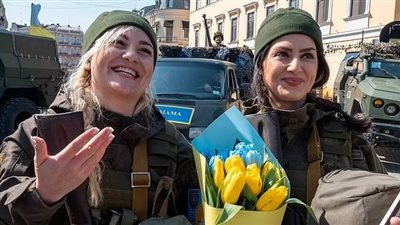 سنقاتل حتى الموت.. رحلة أمهات أوكرانيات من الأعمال المنزلية إلى حمل السلاح والدفاع عن بلادهن