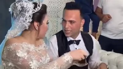 عروسان يشربان الشاي بدلًا من الشربات في الكوشة ليلة حفل زفافهما | فيديوجراف