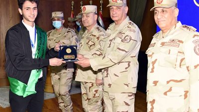 وزير الدفاع يشهد احتفالية مسابقة الابتكارات العلمية بكلية الدفاع الجوي