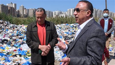 إيقاف عدد من المسئولين بسبب تراكم القمامة في حي المنتزه ثان بالإسكندرية