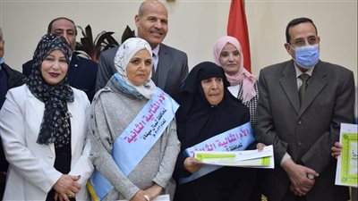 محافظ شمال سيناء يكرم 3 أمهات مثاليات ويقدم لهم مكافأة مالية