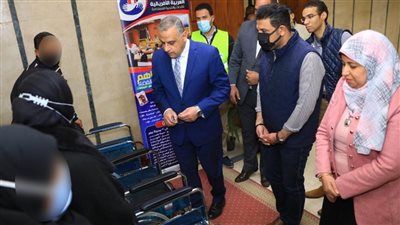 تسليم 17 كرسي متحرك بالمجان للأشخاص ذوي الإعاقة بسوهاج