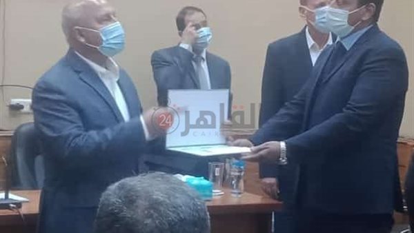 وزير النقل يكرم أحد