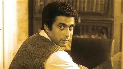  بكاء جيهان السادات وإصابته بالقولون العصبي.. كيف أثرت موهبة أحمد زكي في حياته والمحيطين به؟