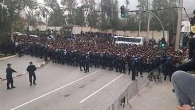 اشتباكات بين قوات الأمن والجماهير الجزائرية أثناء بيع تذاكر مباراة الكاميرون 