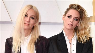 كرستين ستيورات تثير الجدل بإطلالة جريئة مع خطيبتها بحفل جوائز أوسكار 2022