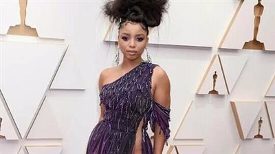 إطلالة جريئة لـ كلو بيلي وشقيقتها في حفل توزيع جوائز أوسكار 2022 | صور