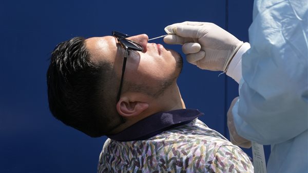 إجراء مسحة كورونا