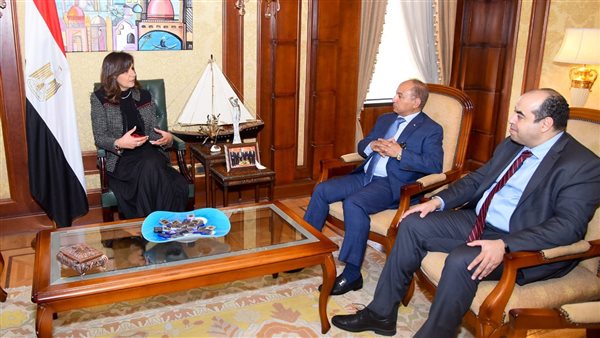 وزيرة الهجرة مع خبيرين