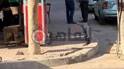 صورة لوالد المتهم بقتل محمود البنا مع سكرتير محكمة تثير الجدل بين مستخدمي مواقع التواصل (صور)