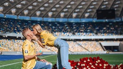 “بوسة على الهواء”.. لاعب مانشستر سيتي يعلن خطبته في الملعب (صور وفيديو)