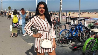 رانيا يوسف تعود للإثارة من جديد بفستان قصير و”شبشب” في الـ”ويك إند” (صور)