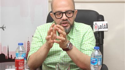 جدل بين متابعي عمر طاهر بسبب وصفه قراء الكتب المزيفة بـ”نشالين الأتوبيسات” (صور وفيديو)