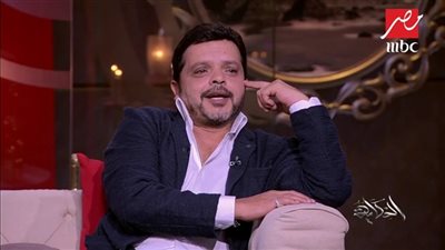 محمد هنيدي يسخر من صورته بجانب فنان أمريكي (تدوينة)