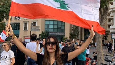 بسبب فرض ضرائب.. نادين نجيم تشارك فى مظاهرات لبنان (فيديو)