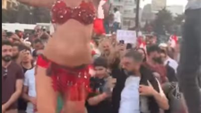 رقصت أمام مسجد وسط متظاهرين.. التعدي على الراقصة اللبنانية سماهر (صورة وفيديو)