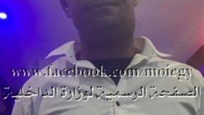 القبض على عاطل انتحل صفة ضابط شرطة وسرق سيدة في الشارع