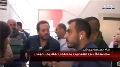 فنانون لبنانيون يدخلون مبنى التلفزيون ويطالبون بإذاعة أخبار التظاهرات (فيديو)