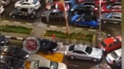 ازدحام مروري في شارع الميرغني بسبب تراكم مياه الأمطار (فيديو)