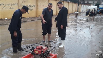 رفع الآثار الناجمة عن موجة الأمطار الغزيرة والرعدية بالبحيرة (صور)