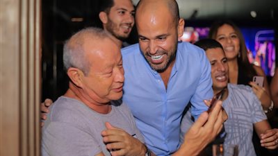 شاهد.. غناء نجيب ساويرس “حبيبي يا ليل” مع “أبو” ورقصات يسرا وتارا عماد (فيديو)