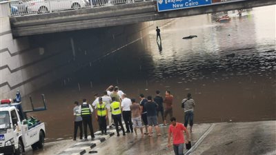 برلماني مهاجما الحكومة: لم تقدر على مواجهة آثار الأمطار.. والقاهرة غرقت في “شبر ميه”