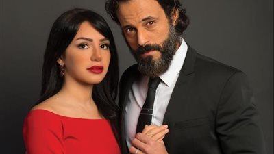 بعد تعاونهما في العمل العاشر.. أزياء يوسف الشريف في مسلسلاته بتوقيع زوجته إنجي علاء (صور)