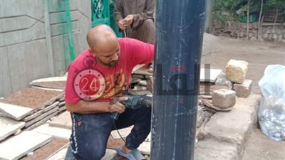 شاب يبتكر طريقة لحماية المواطنين من الصعق بالكهرباء: “الفكرة عندى من سنة” (فيديو وصور)