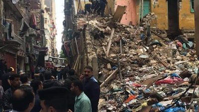 لحظة انتشال جثمان حادث انهيار عقار فى الإسكندرية (صور)