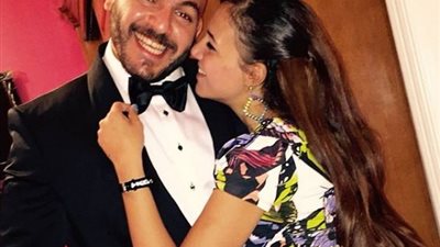 عمر طلعت زكريا يحتفل بعيد ميلاد شقيقته من أمام قبر والده