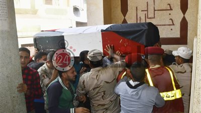 الآلاف من أهالي قرية شرنوب بالبحيرة يشيعون جثمان شهيد الواجب الوطني (صور)