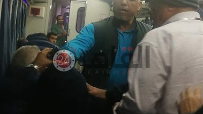 “أحنا بني آدمين ونعرف الإنسانية”.. كمسري قطار طنطا ينفى إجباره الشابين على القفز