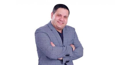 إدوارد يحتفل بانتهاء تصوير مسلسله “حواديت الشانزليزيه” (صور)