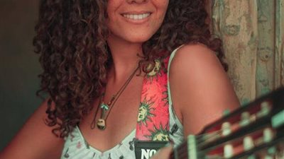 شهيرة كمال تدمج بين الفن التشكيلي و الغناء في “دقي يا مزيكا”