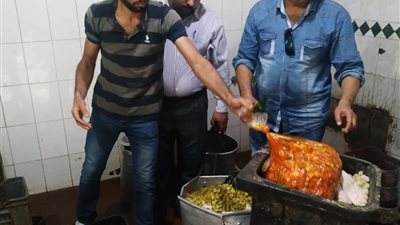 غلق منشأتين وإعدام طن أغذية غير صالحة للاستهلاك الآدمي بالشرقية (صور)
