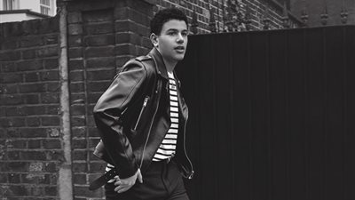 “الواد طالع لأبوه”.. عبدالله عمرو دياب يثير الجدل بصورة مع فتاة في ملهى ليلي (صورة)