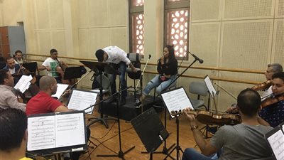 سوما وآيات فاروق و فؤاد زبادي في البروفات قبل حفلهم بمهرجان الموسيقى العربية (صور)