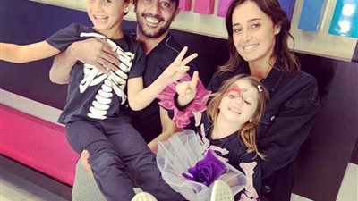 رغم انفصاله عن شقيقتها.. أحمد فلوكس يعبر عن سعادته بلقاء حلا شيحة وأطفالها (صور)