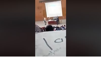 “مينفعش تورينى قدام الطلاب”.. مشاجرة بين عميد حقوق طنطا وطالبة داخل المدرج (فيديو)